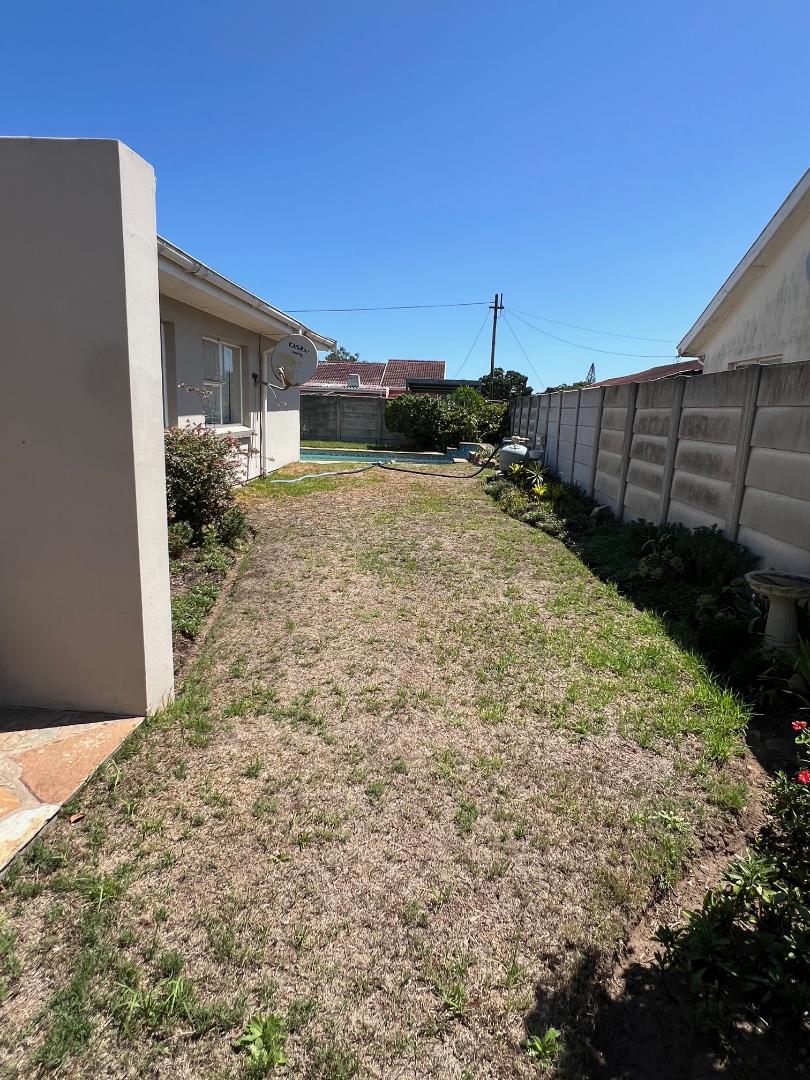 To Let 4 Bedroom Property for Rent in Rowallan Park Eastern Cape